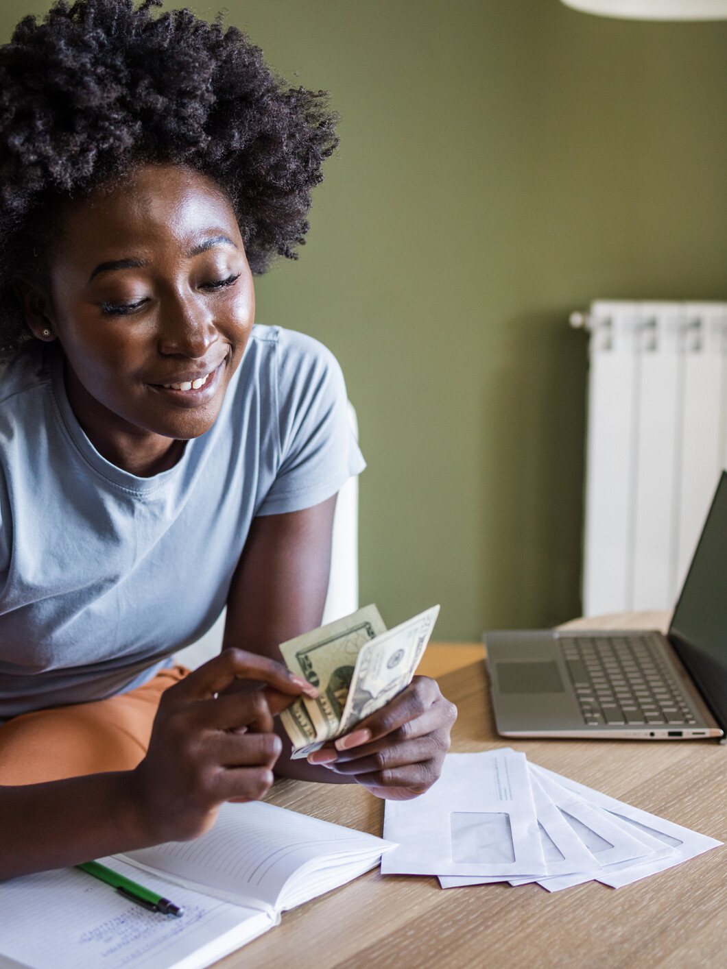 Smart money moves for single moms that will help them reach their financial goals.