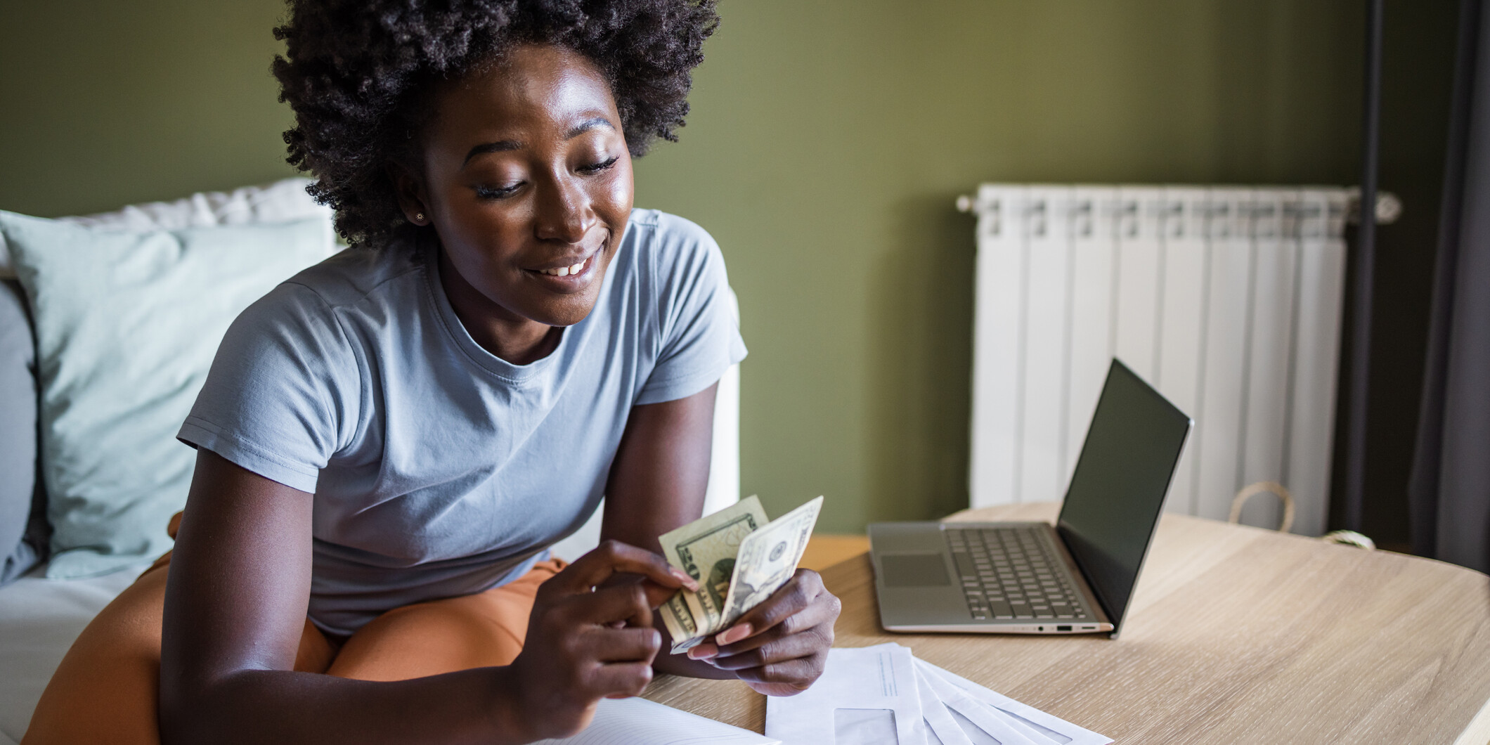 Smart money moves for single moms that will help them reach their financial goals.